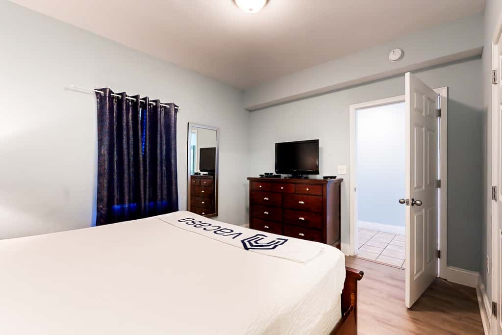 14th floor condo with pool & hot tub access, ocean view, WiFi, WD, & central AC