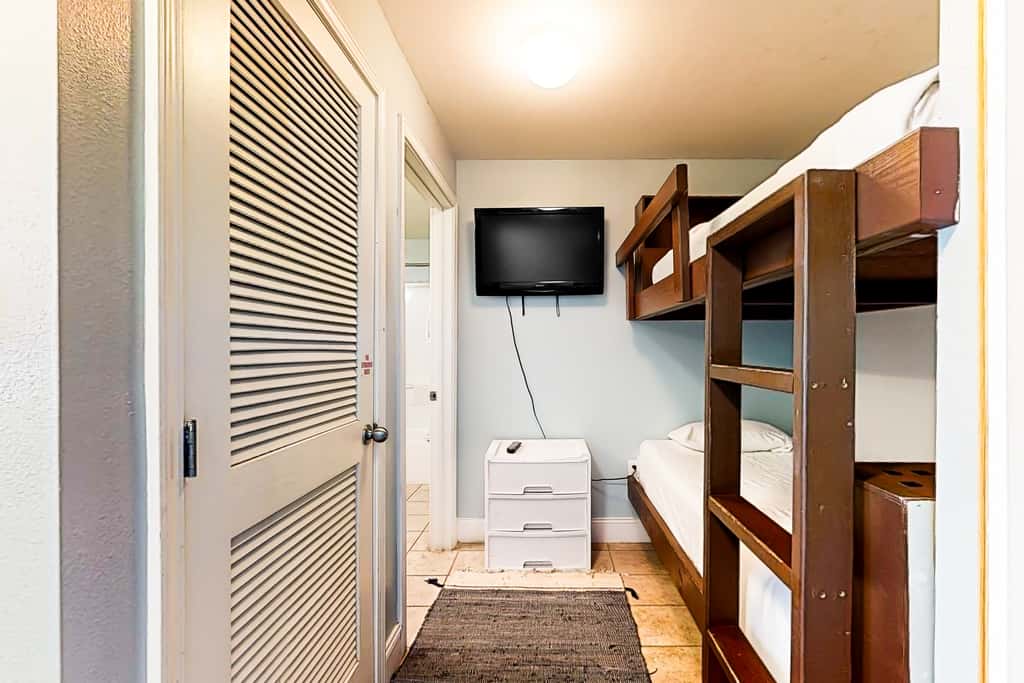 14th floor condo with pool & hot tub access, ocean view, WiFi, WD, & central AC