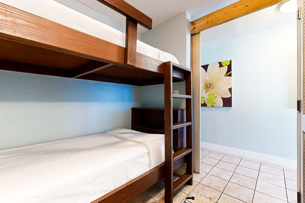 14th floor condo with pool & hot tub access, ocean view, WiFi, WD, & central AC