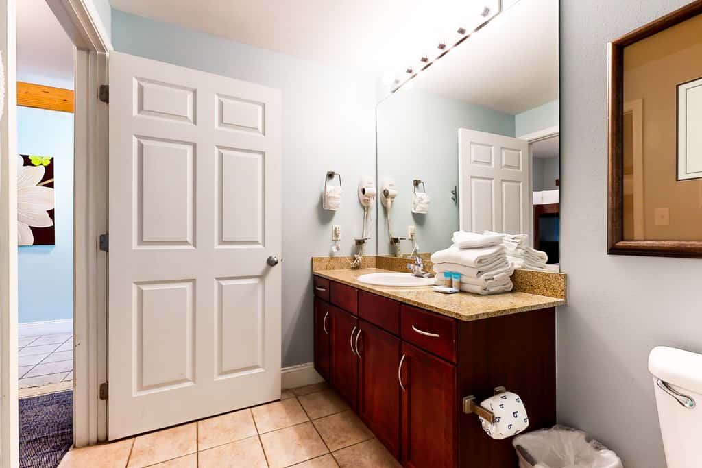 14th floor condo with pool & hot tub access, ocean view, WiFi, WD, & central AC