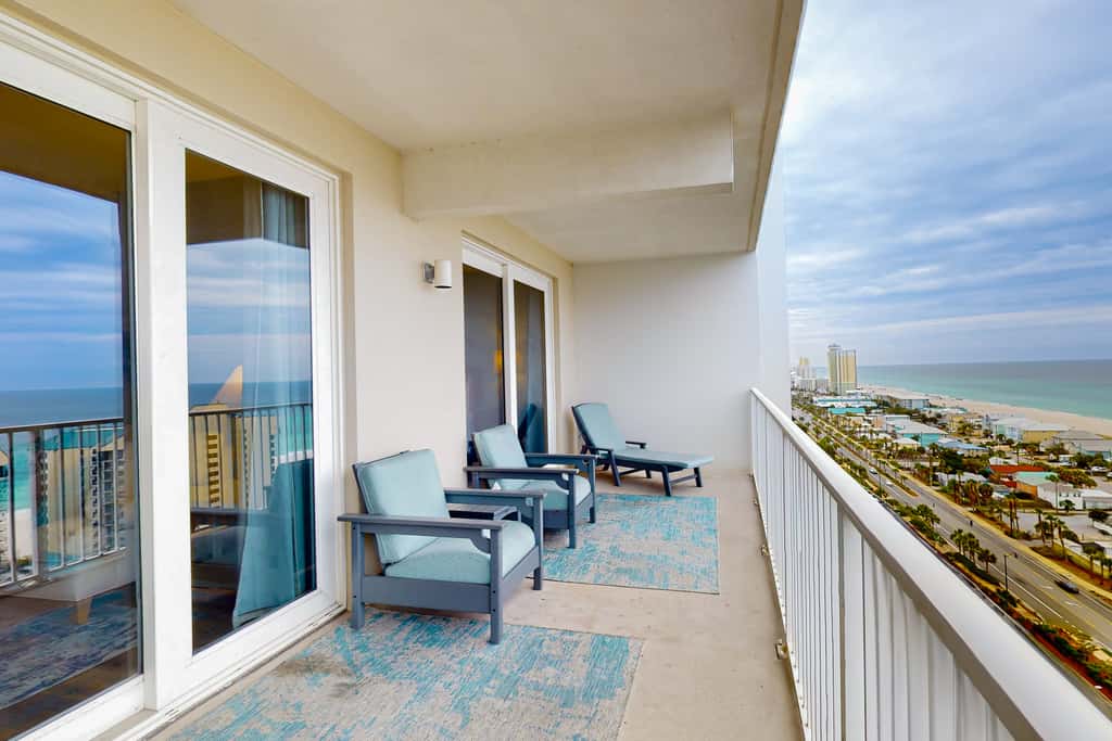 Spacious condo with bunk beds, rooftop pool, hot tub, washer, dryer & central AC