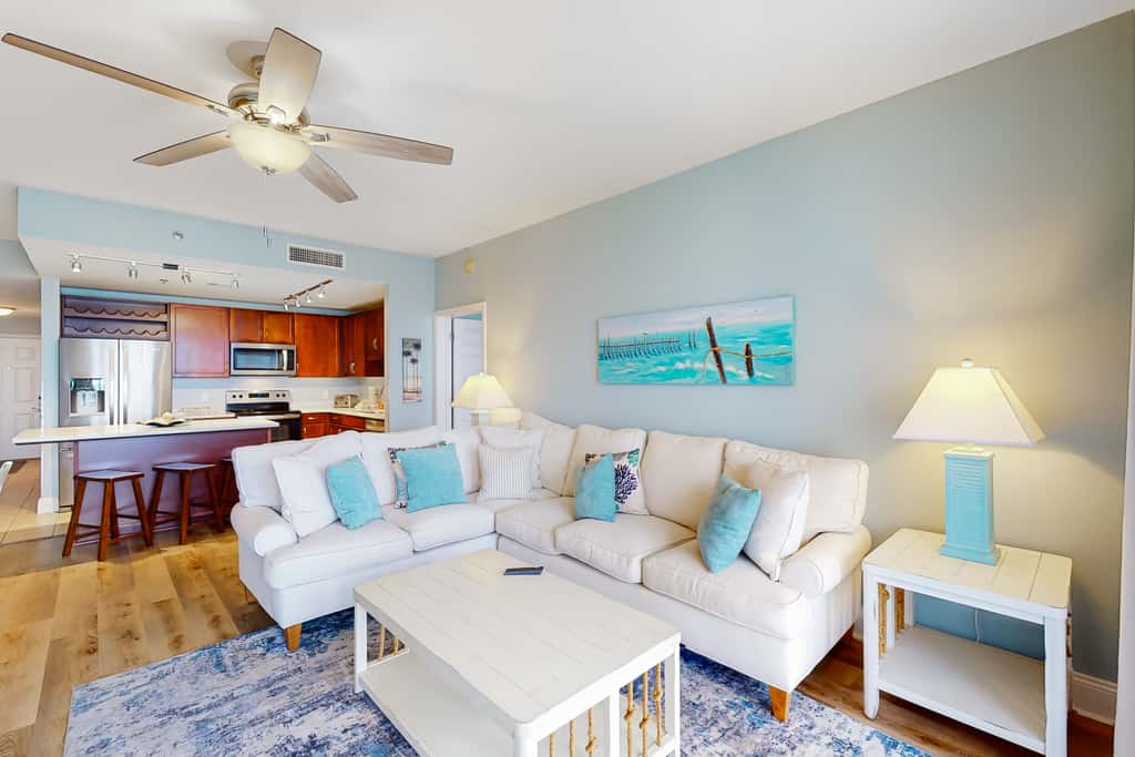 Spacious condo with bunk beds, rooftop pool, hot tub, washer, dryer & central AC
