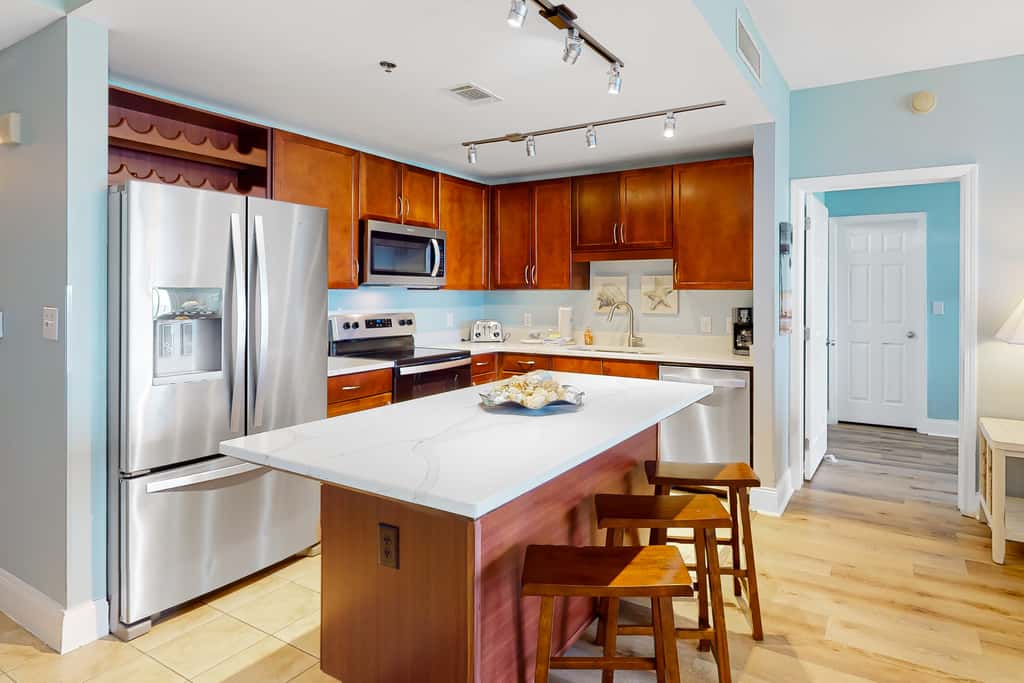 Spacious condo with bunk beds, rooftop pool, hot tub, washer, dryer & central AC