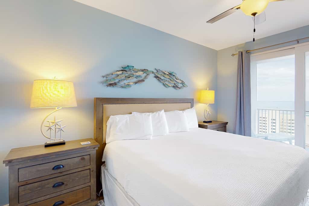 Spacious condo with bunk beds, rooftop pool, hot tub, washer, dryer & central AC
