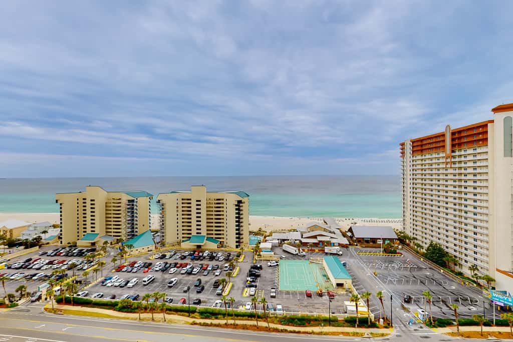 Spacious condo with bunk beds, rooftop pool, hot tub, washer, dryer & central AC