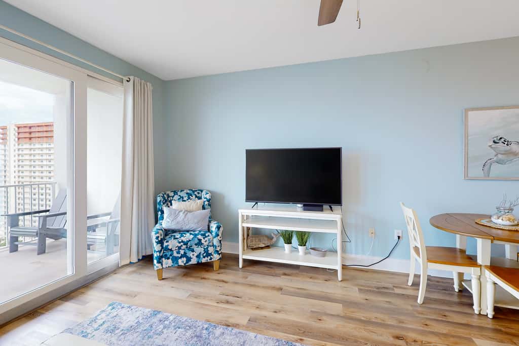 Spacious condo with bunk beds, rooftop pool, hot tub, washer, dryer & central AC