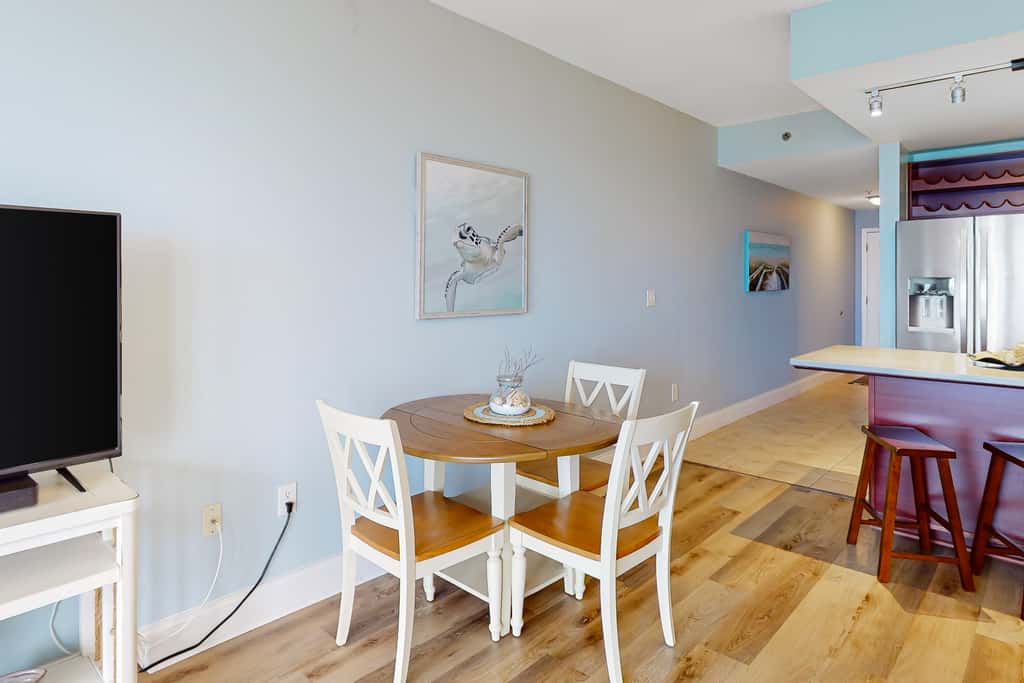 Spacious condo with bunk beds, rooftop pool, hot tub, washer, dryer & central AC