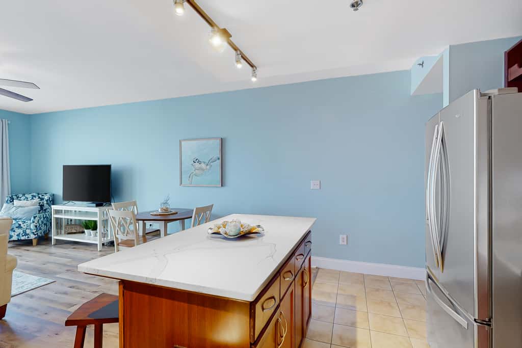 Spacious condo with bunk beds, rooftop pool, hot tub, washer, dryer & central AC