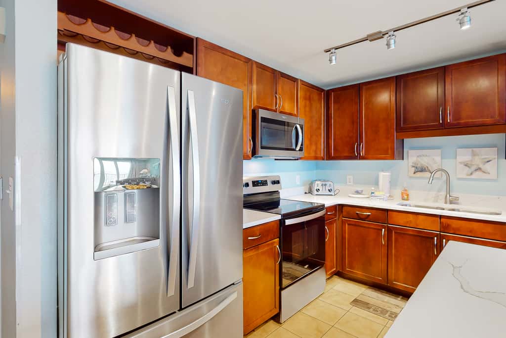 Spacious condo with bunk beds, rooftop pool, hot tub, washer, dryer & central AC