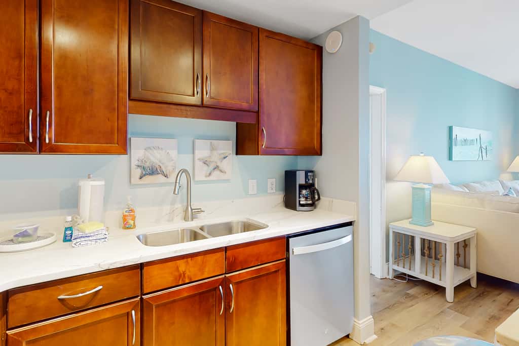 Spacious condo with bunk beds, rooftop pool, hot tub, washer, dryer & central AC