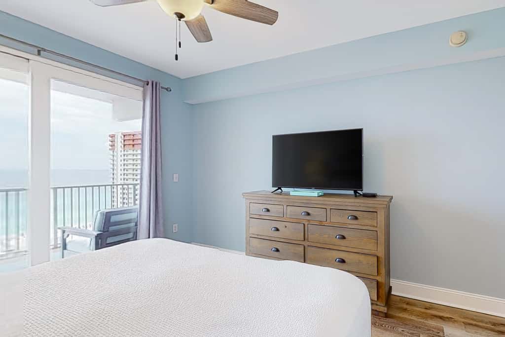 Spacious condo with bunk beds, rooftop pool, hot tub, washer, dryer & central AC