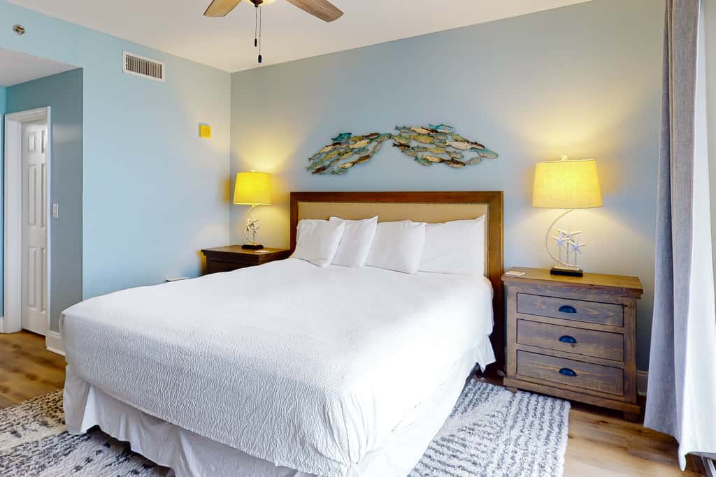 Spacious condo with bunk beds, rooftop pool, hot tub, washer, dryer & central AC