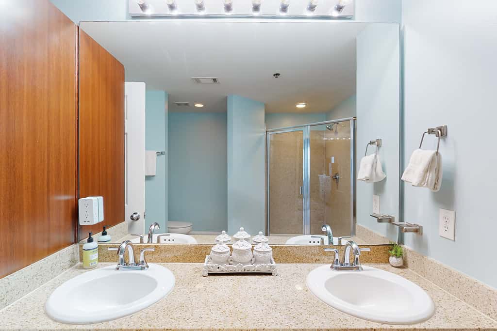 Spacious condo with bunk beds, rooftop pool, hot tub, washer, dryer & central AC