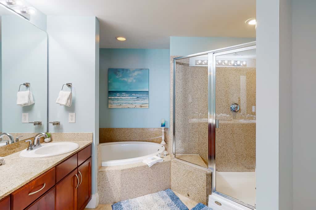 Spacious condo with bunk beds, rooftop pool, hot tub, washer, dryer & central AC