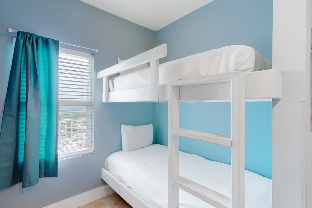Spacious condo with bunk beds, rooftop pool, hot tub, washer, dryer & central AC