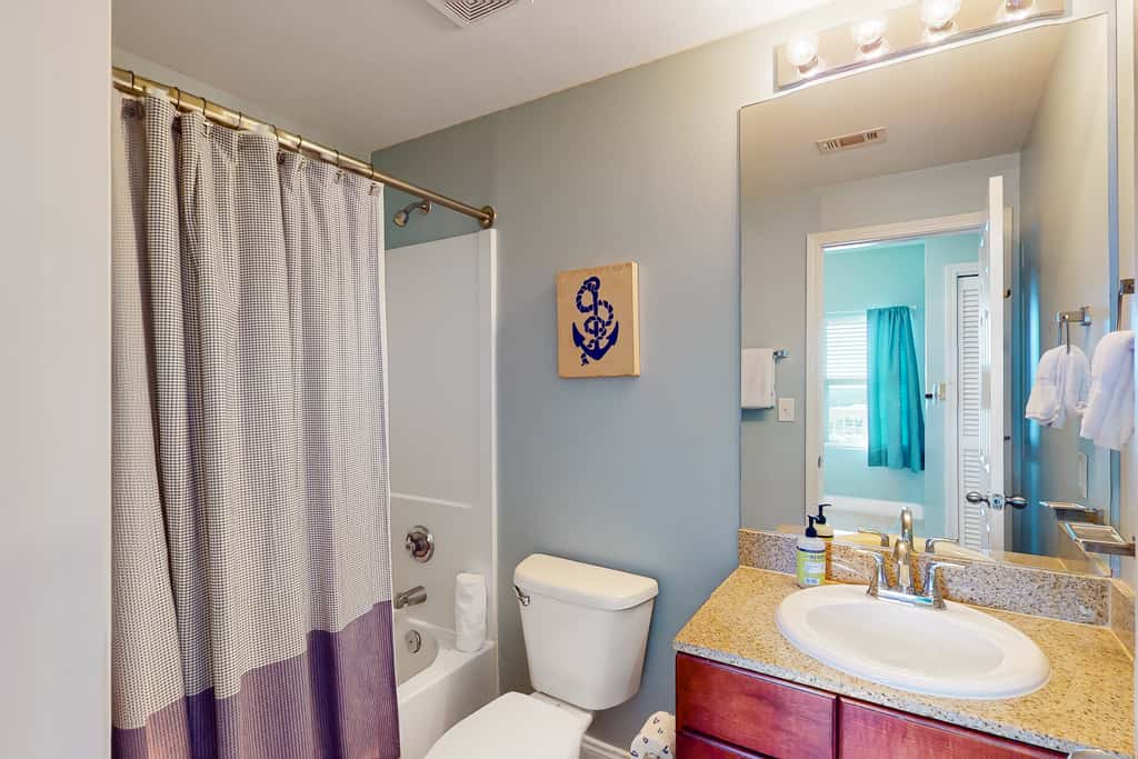 Spacious condo with bunk beds, rooftop pool, hot tub, washer, dryer & central AC
