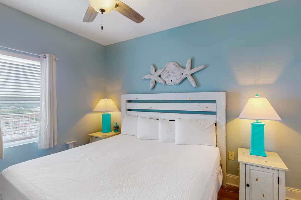 Spacious condo with bunk beds, rooftop pool, hot tub, washer, dryer & central AC