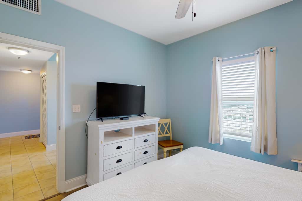 Spacious condo with bunk beds, rooftop pool, hot tub, washer, dryer & central AC