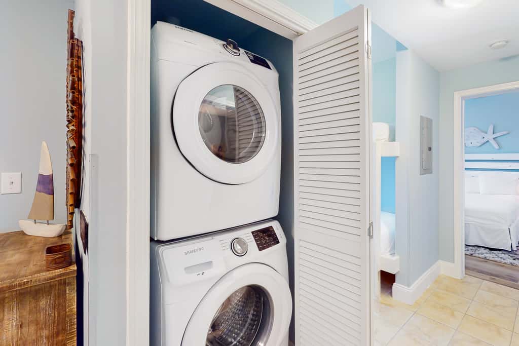 Spacious condo with bunk beds, rooftop pool, hot tub, washer, dryer & central AC