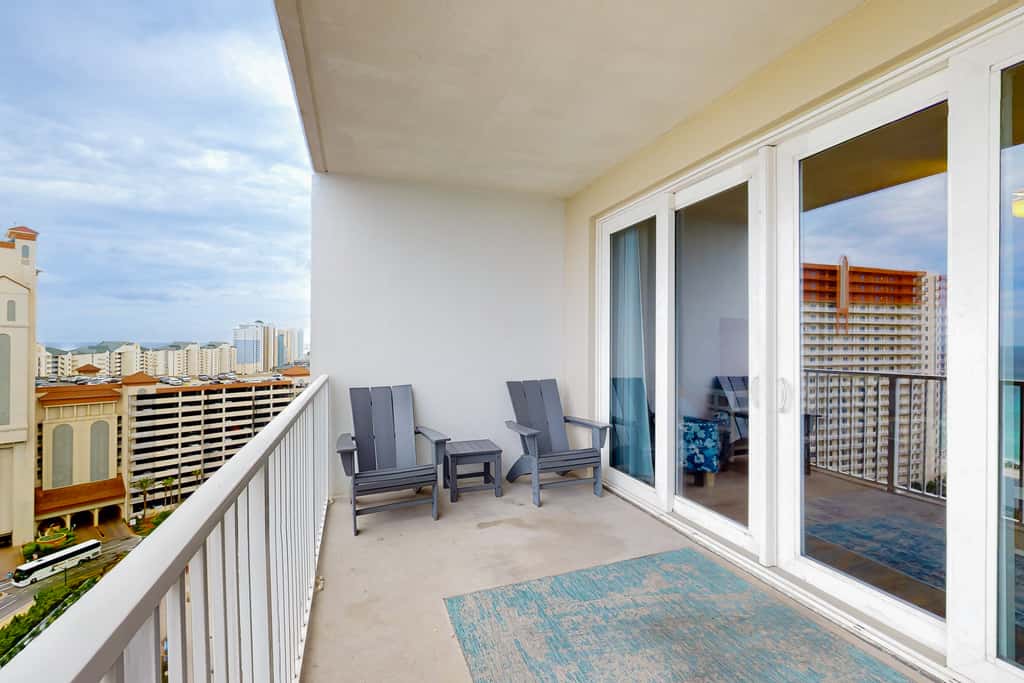 Spacious condo with bunk beds, rooftop pool, hot tub, washer, dryer & central AC