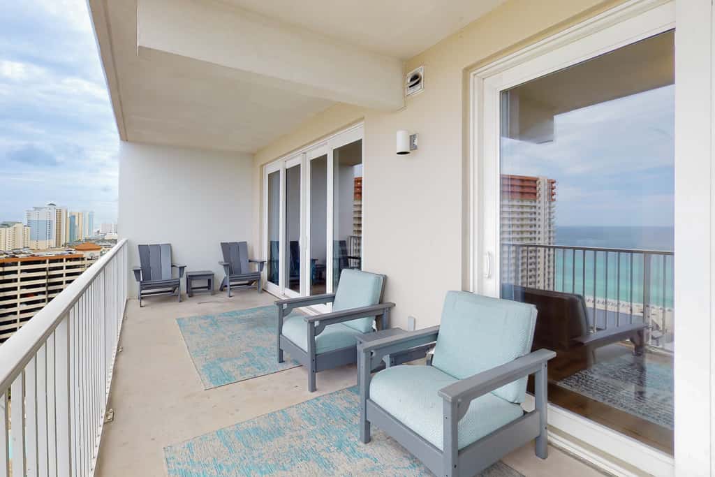 Spacious condo with bunk beds, rooftop pool, hot tub, washer, dryer & central AC