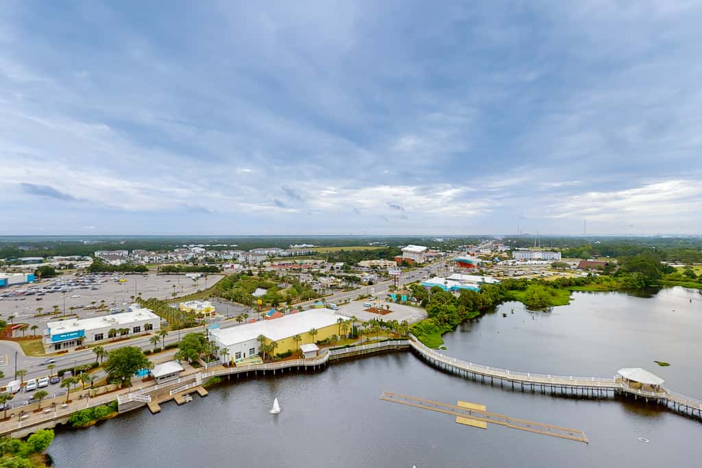 Spacious condo with bunk beds, rooftop pool, hot tub, washer, dryer & central AC