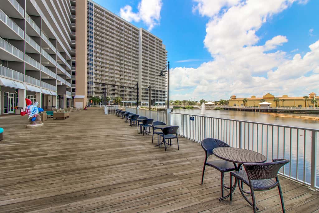 Spacious condo with bunk beds, rooftop pool, hot tub, washer, dryer & central AC