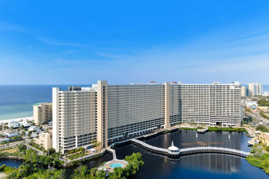 Spacious condo with bunk beds, rooftop pool, hot tub, washer, dryer & central AC