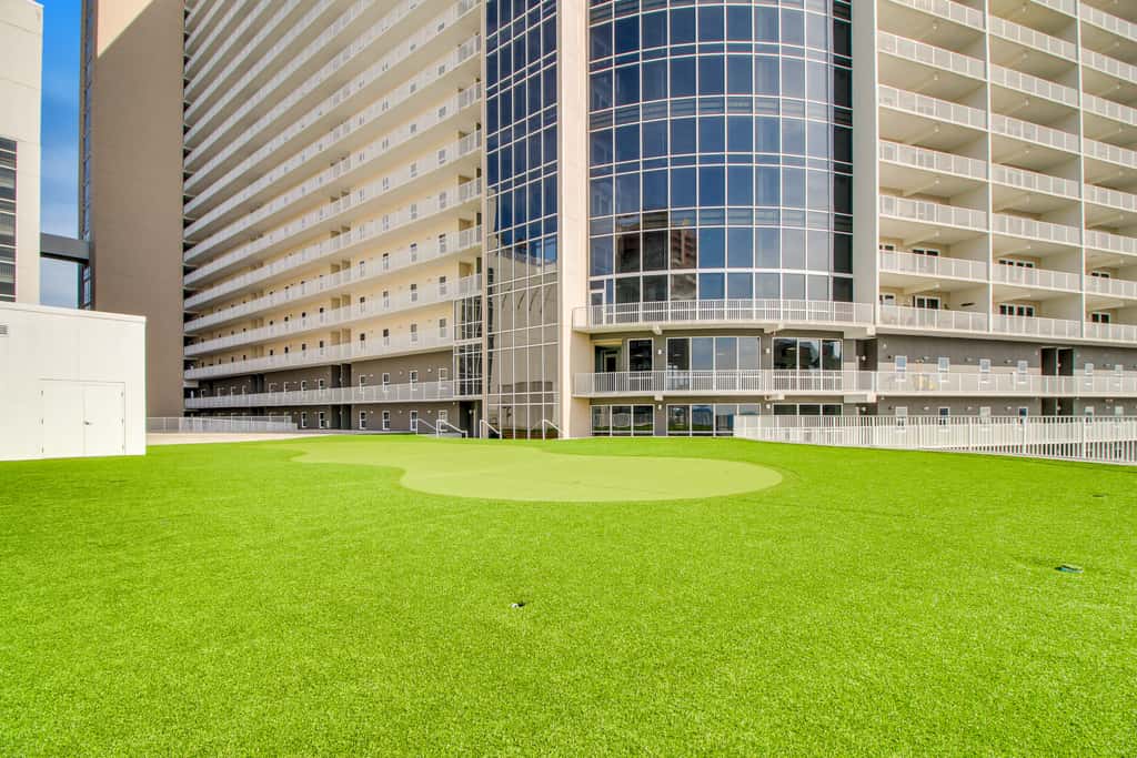 Spacious condo with bunk beds, rooftop pool, hot tub, washer, dryer & central AC