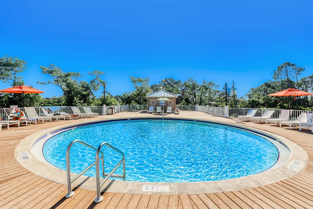 Spacious condo with bunk beds, rooftop pool, hot tub, washer, dryer & central AC