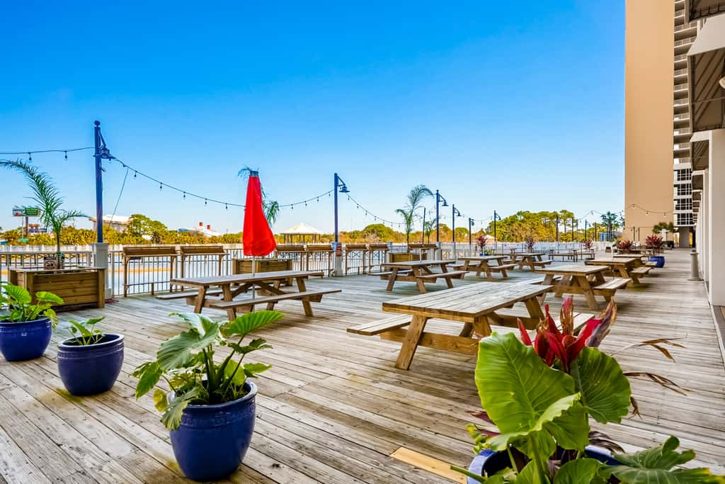 Spacious condo with bunk beds, rooftop pool, hot tub, washer, dryer & central AC