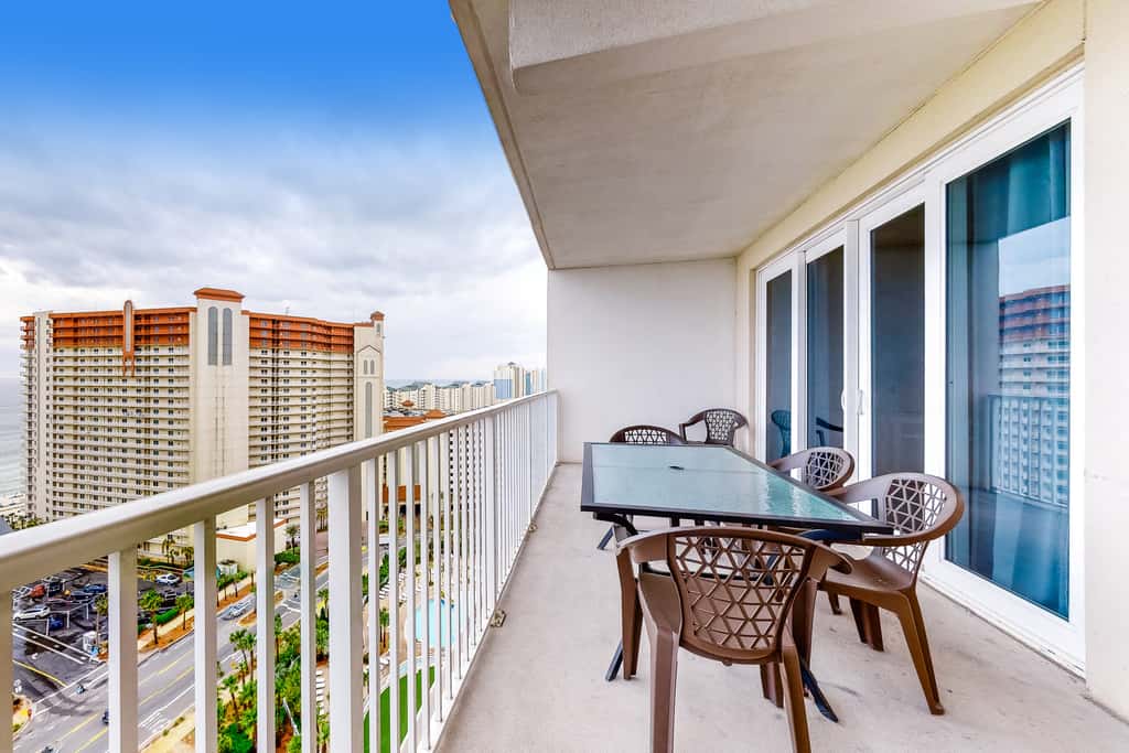 Wonderful Beach Escape with Shared Pools,Hot Tubs, Private Balcony, & Free WiFi