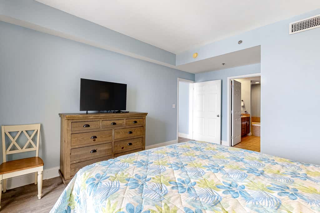 Wonderful Beach Escape with Shared Pools,Hot Tubs, Private Balcony, & Free WiFi