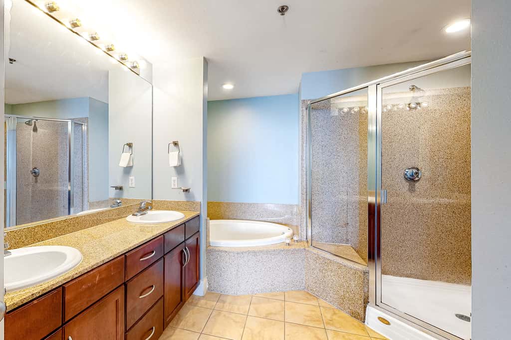 Wonderful Beach Escape with Shared Pools,Hot Tubs, Private Balcony, & Free WiFi