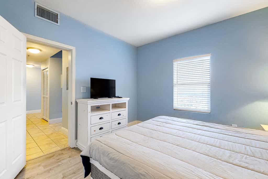 Wonderful Beach Escape with Shared Pools,Hot Tubs, Private Balcony, & Free WiFi