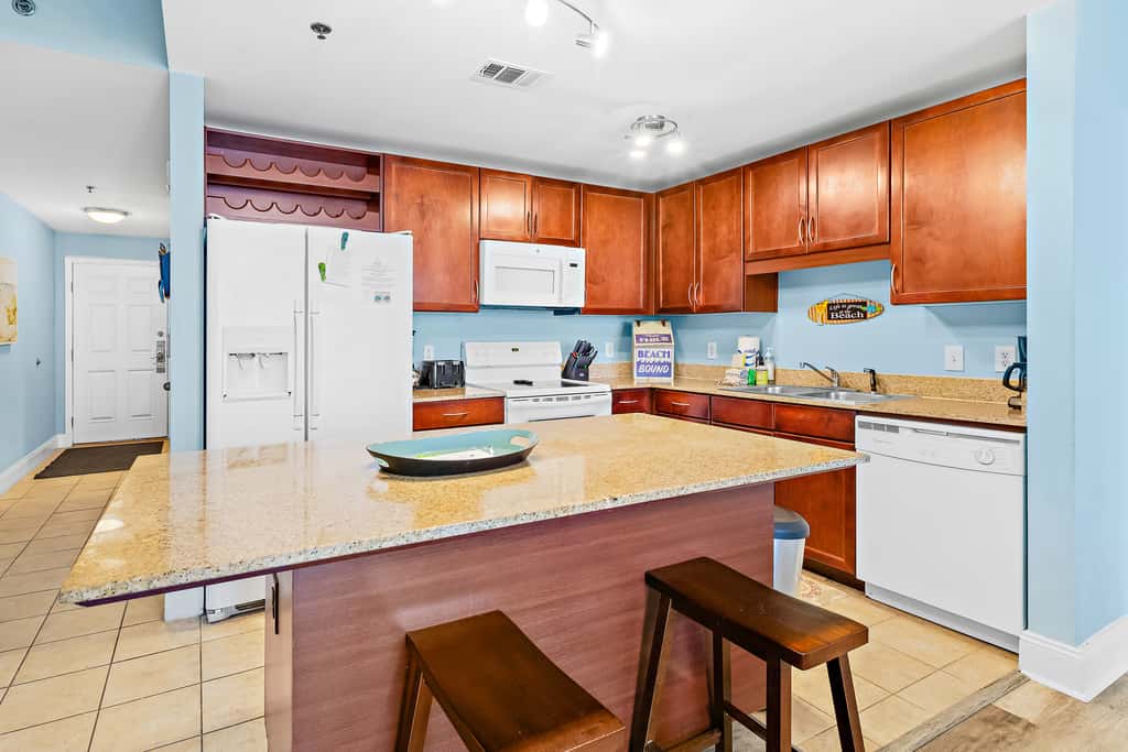 Fantastic beach and lake view condo with shared pools and hot tub