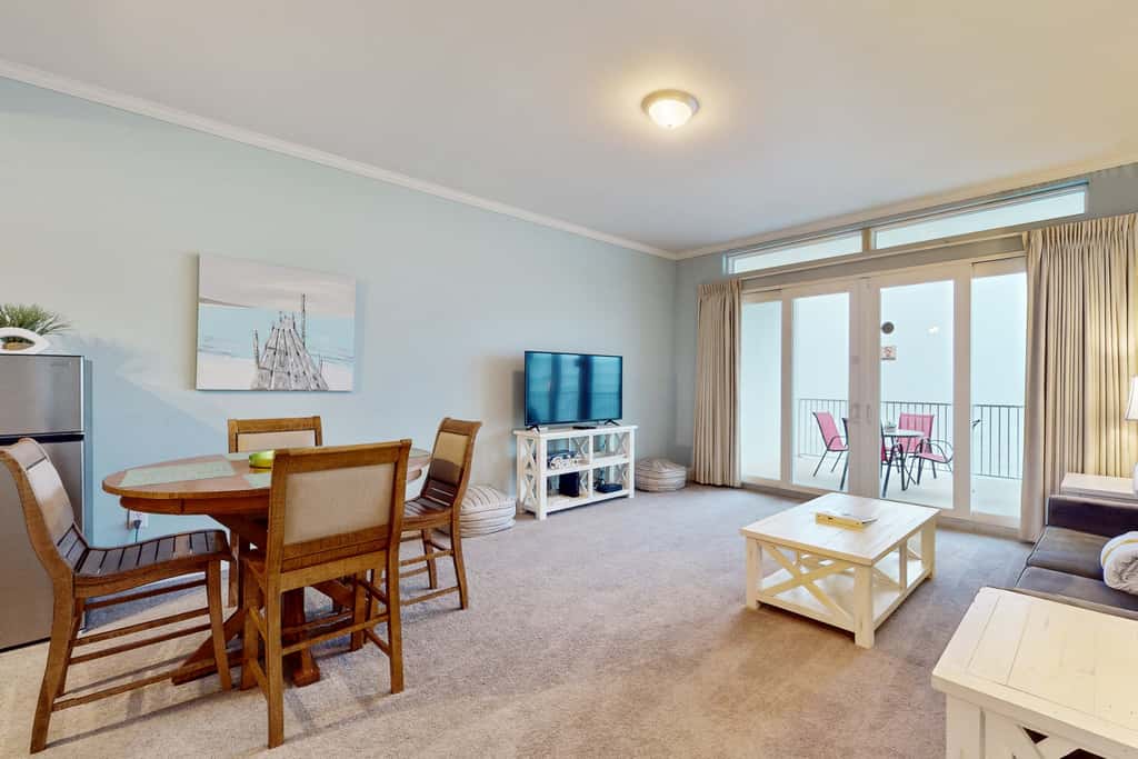 Laketown Wharf, Lake-View Balcony, 5 Pools, Hot Tub & Gym, Steps to Beach