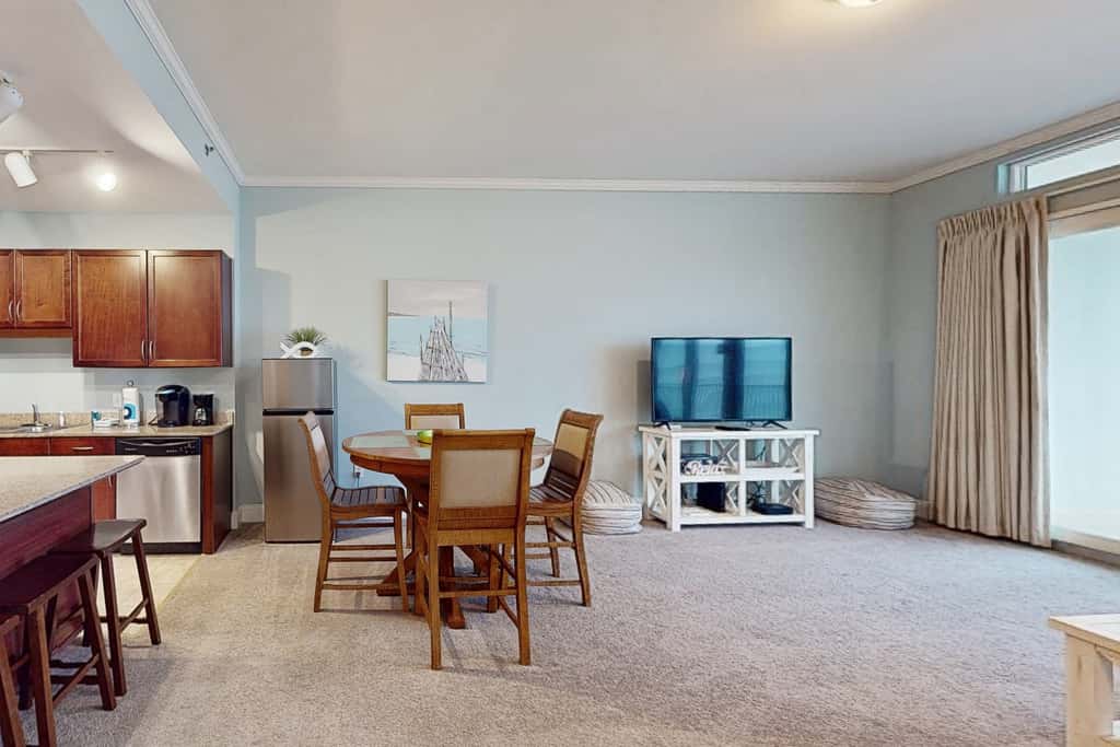 Laketown Wharf, Lake-View Balcony, 5 Pools, Hot Tub & Gym, Steps to Beach