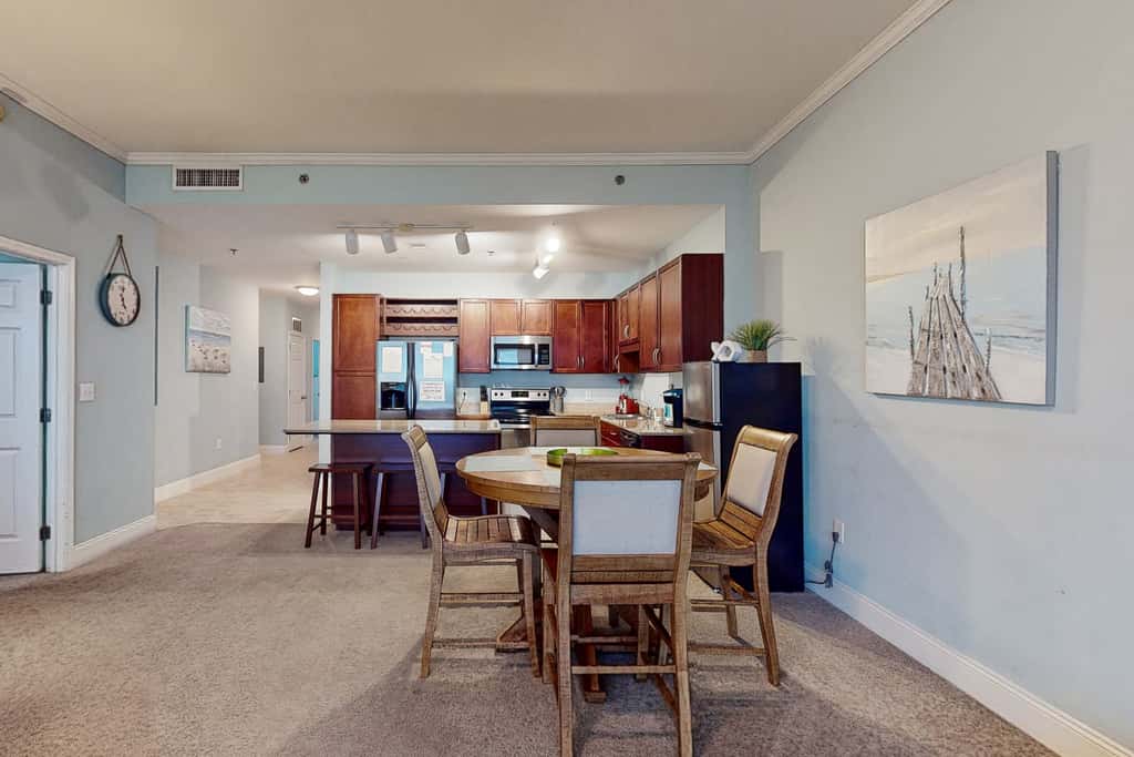 Laketown Wharf, Lake-View Balcony, 5 Pools, Hot Tub & Gym, Steps to Beach