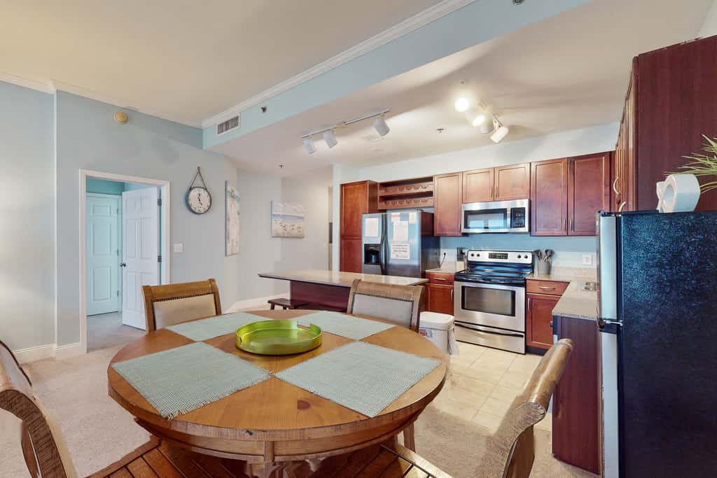 Laketown Wharf, Lake-View Balcony, 5 Pools, Hot Tub & Gym, Steps to Beach