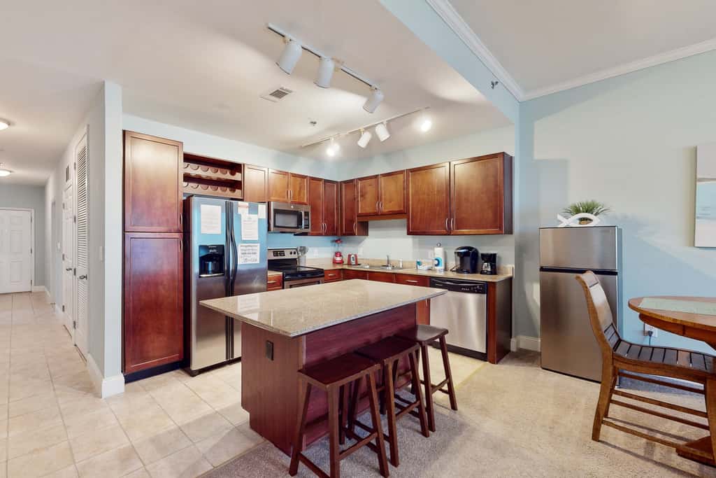 Laketown Wharf, Lake-View Balcony, 5 Pools, Hot Tub & Gym, Steps to Beach