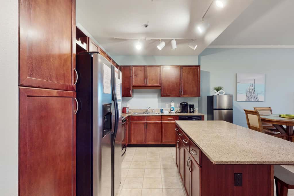 Laketown Wharf, Lake-View Balcony, 5 Pools, Hot Tub & Gym, Steps to Beach