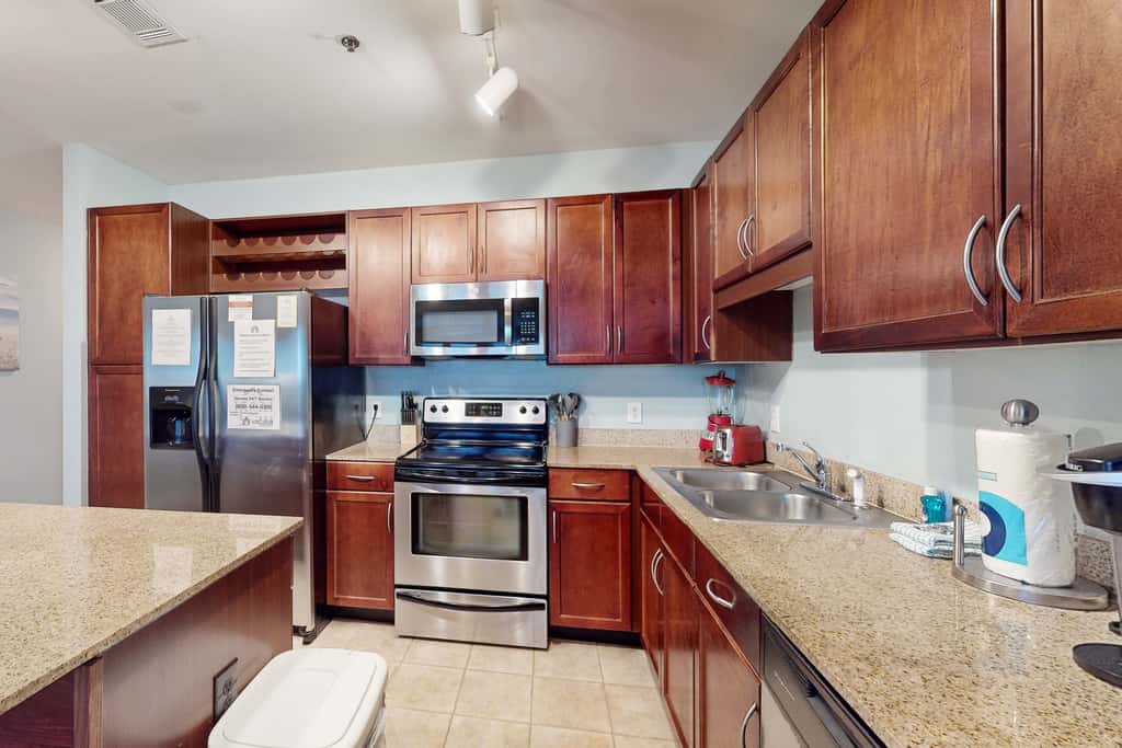 Laketown Wharf, Lake-View Balcony, 5 Pools, Hot Tub & Gym, Steps to Beach