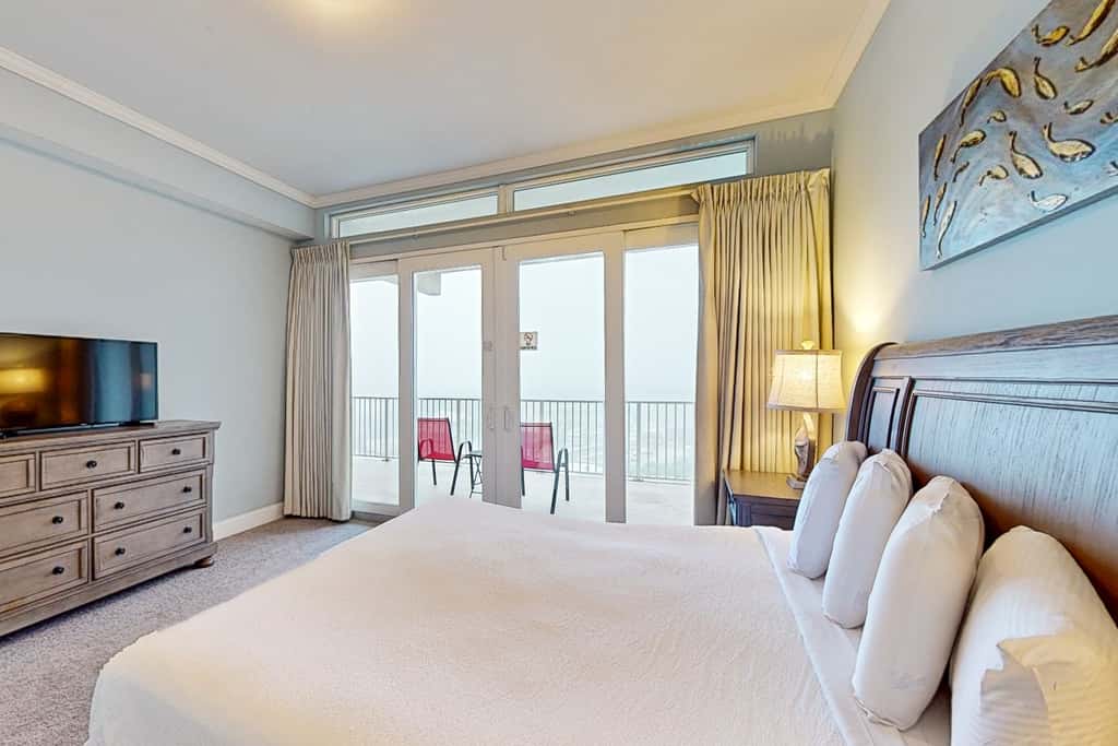 Laketown Wharf, Lake-View Balcony, 5 Pools, Hot Tub & Gym, Steps to Beach