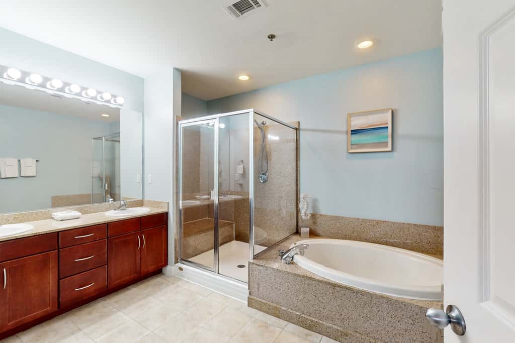 Laketown Wharf, Lake-View Balcony, 5 Pools, Hot Tub & Gym, Steps to Beach