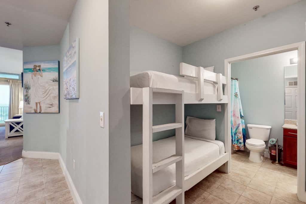 Laketown Wharf, Lake-View Balcony, 5 Pools, Hot Tub & Gym, Steps to Beach