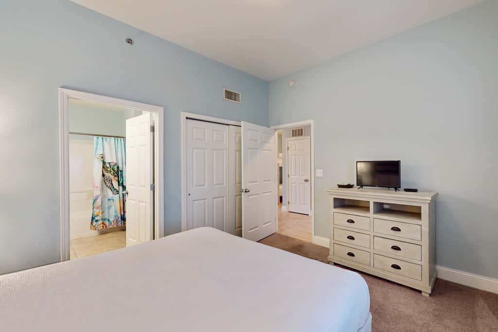 Laketown Wharf, Lake-View Balcony, 5 Pools, Hot Tub & Gym, Steps to Beach
