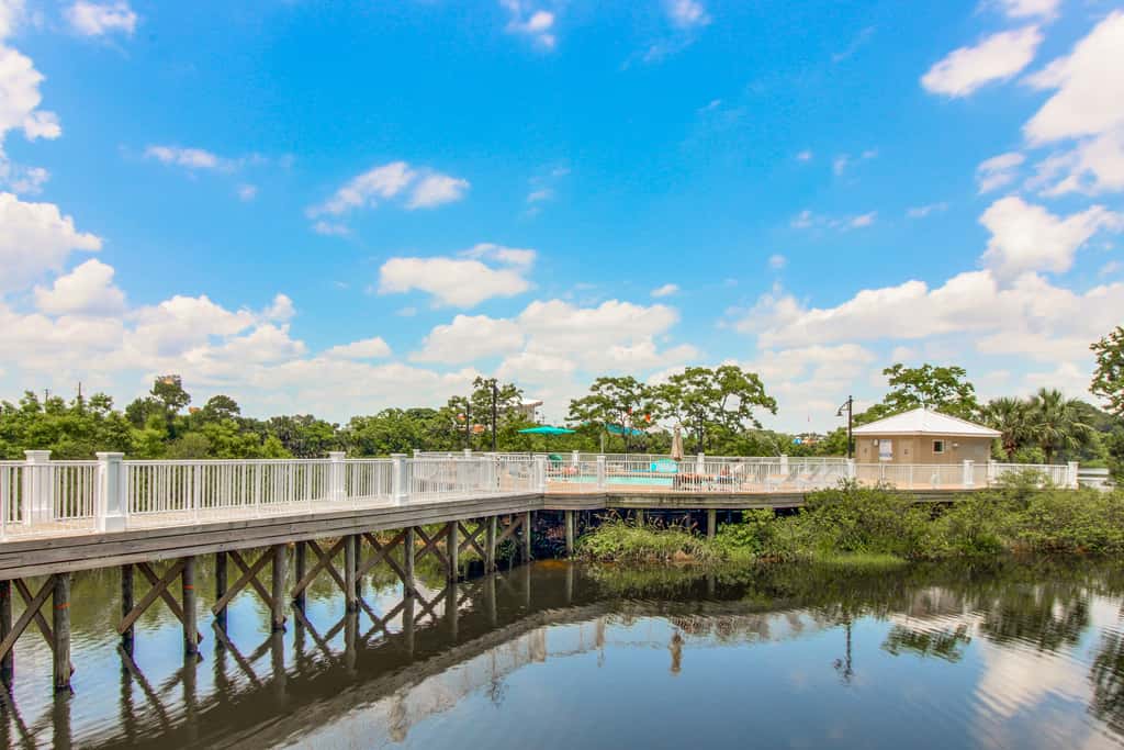 Laketown Wharf, Lake-View Balcony, 5 Pools, Hot Tub & Gym, Steps to Beach