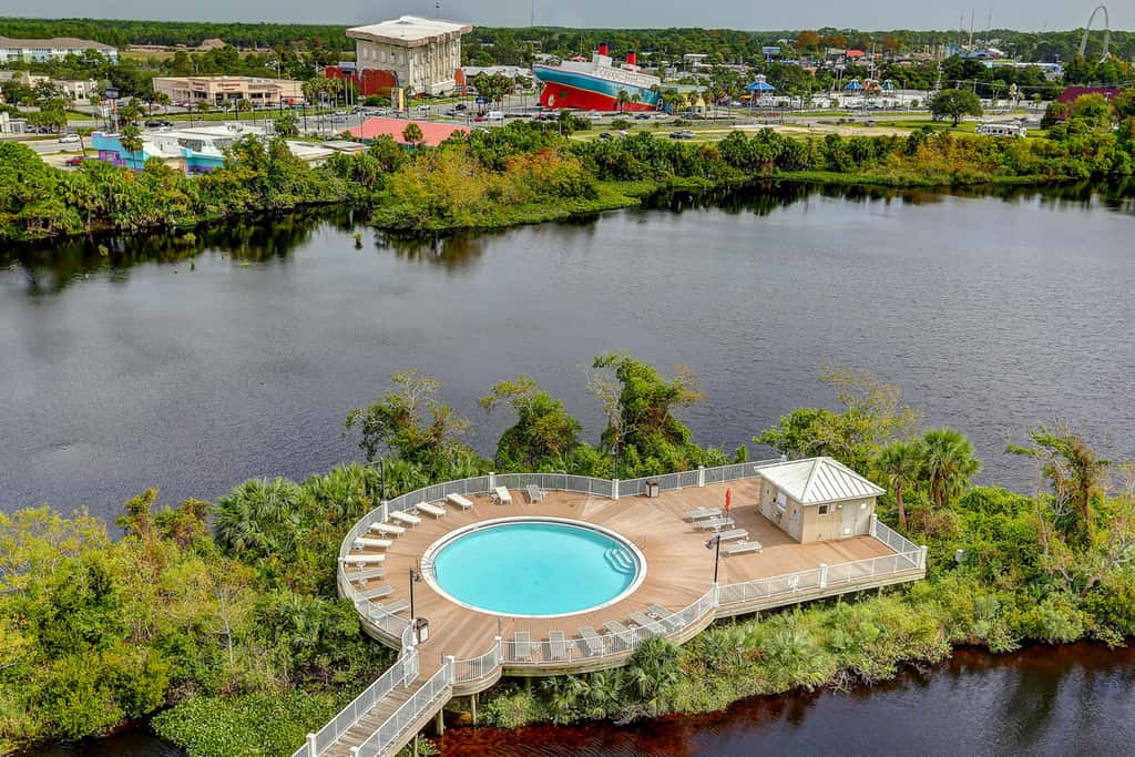 Laketown Wharf, Lake-View Balcony, 5 Pools, Hot Tub & Gym, Steps to Beach