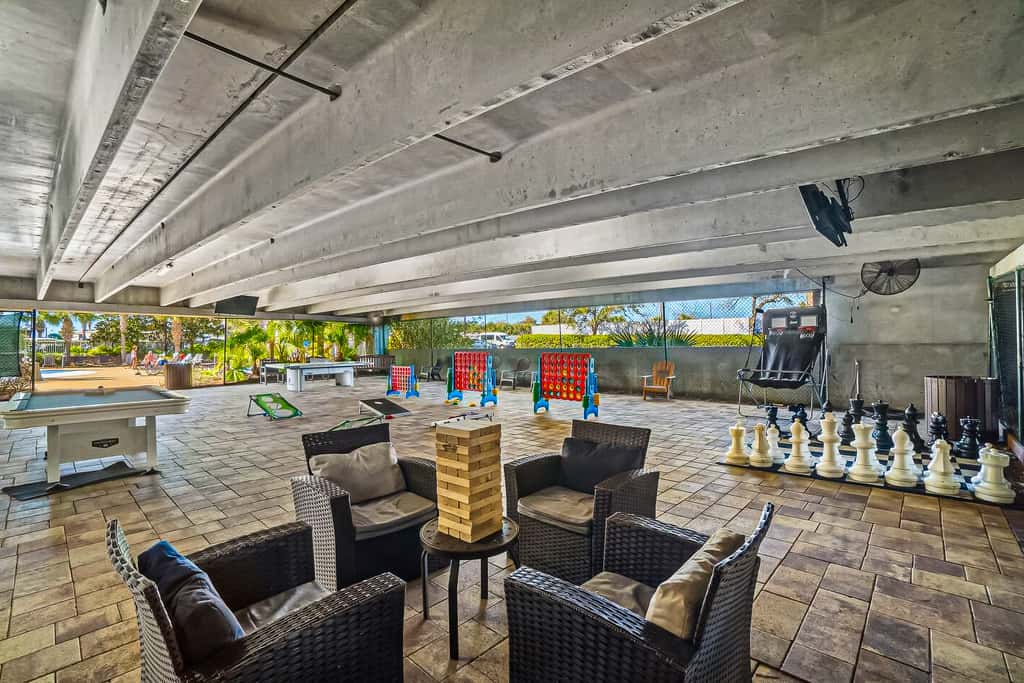 Beachfront Condo with gorgeous views, shared pool & beach access